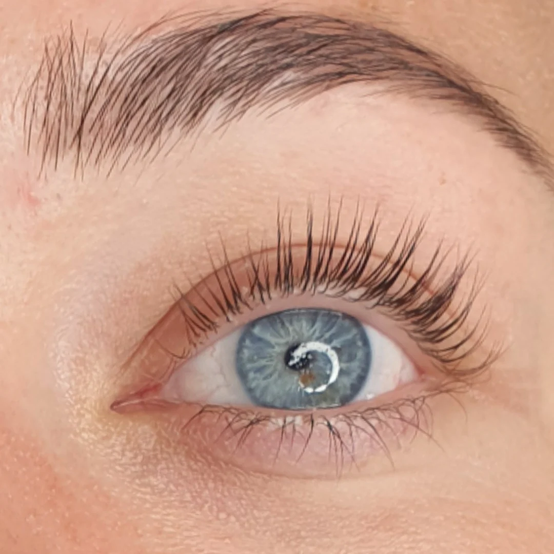 Detalj lash liftinga na plavom oku