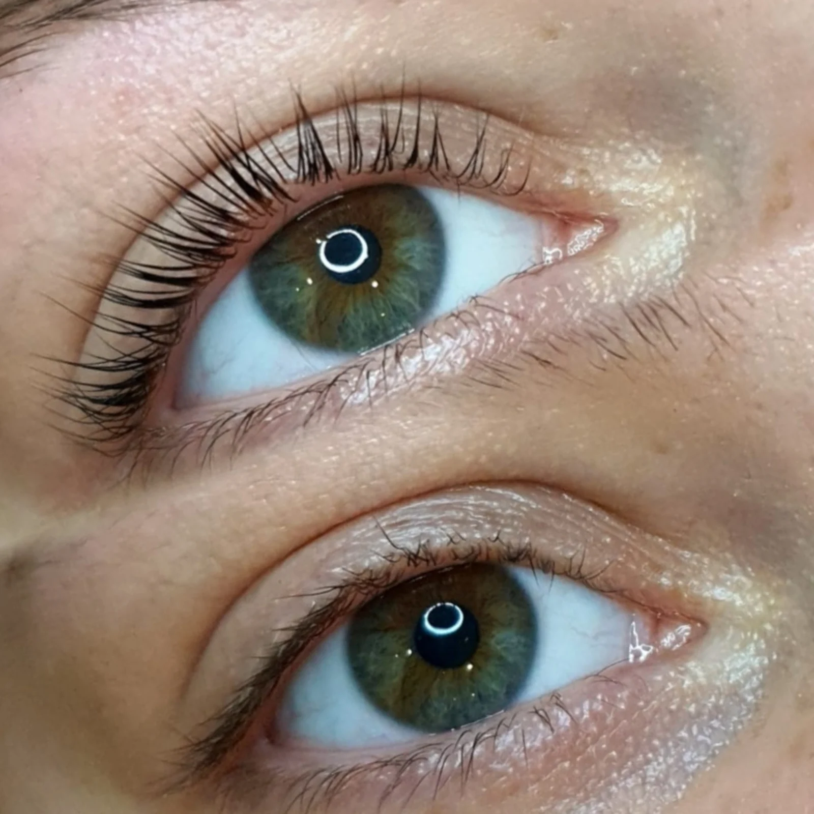 Usporedna fotografija učinka lash liftinga