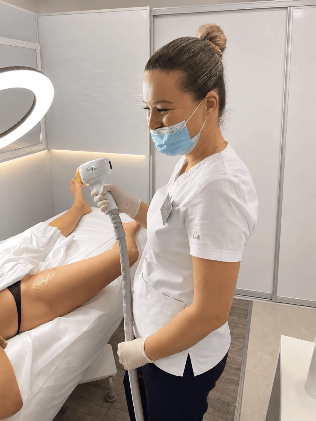 Milena tijekom laserskog tretmana u Beba Beauty Centru